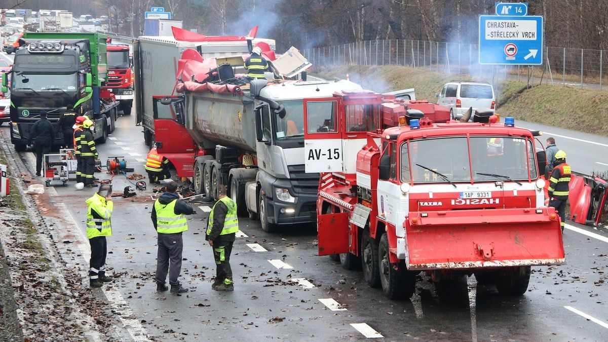 Kamion u Chrastavy skončil v druhém autě: Řidiče z kabiny vyprošťovali hodinu